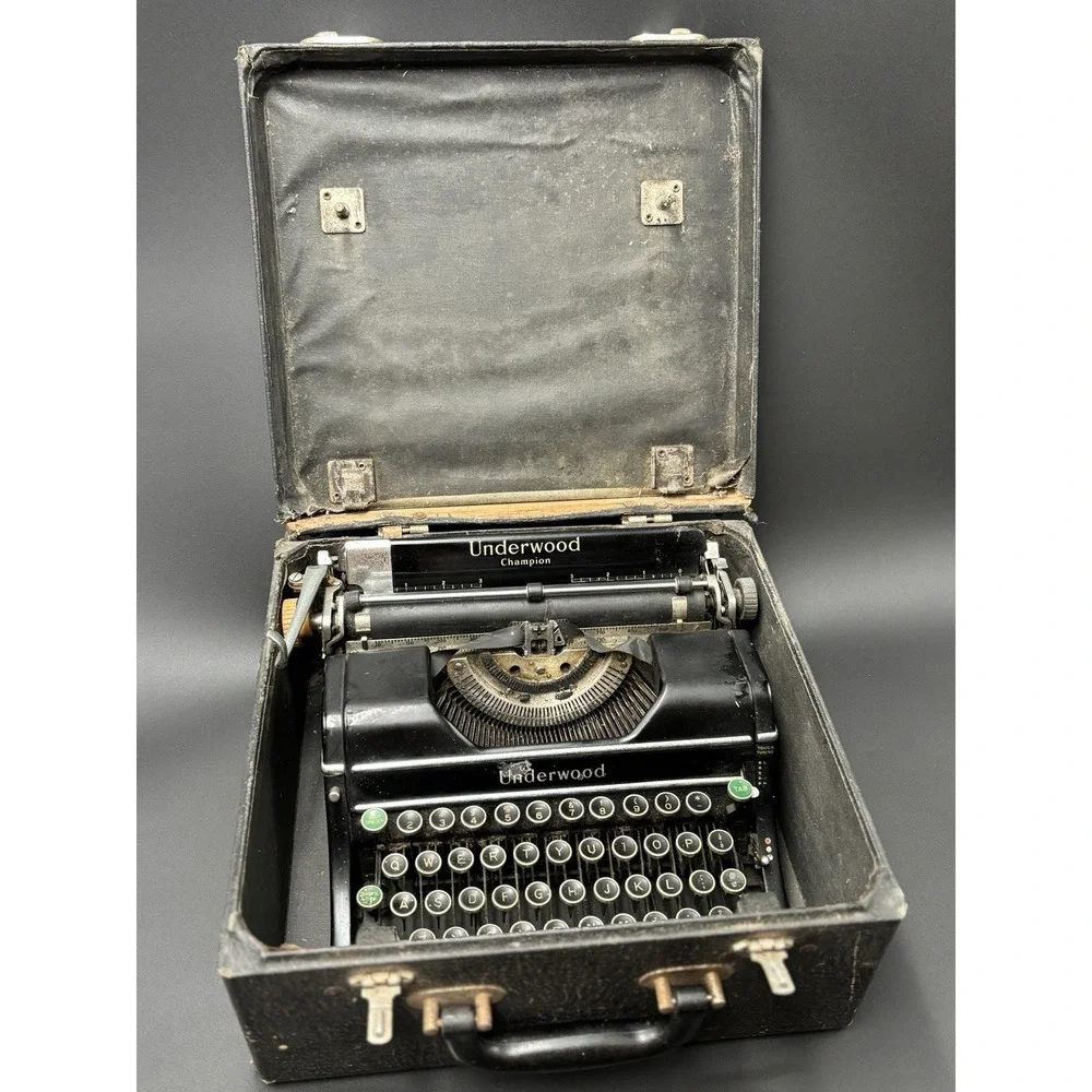 Antique Portable Underwood Manual Typewriter w/ Hard Carry Case
